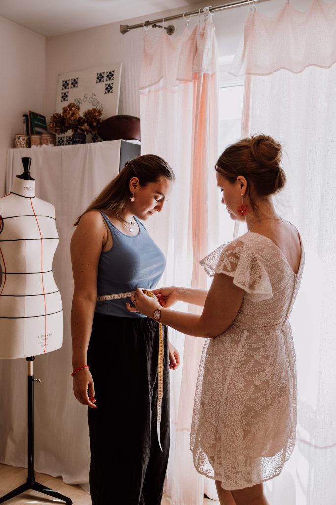 Prise de mesure étape 2 du processus de confection des robes de mariée