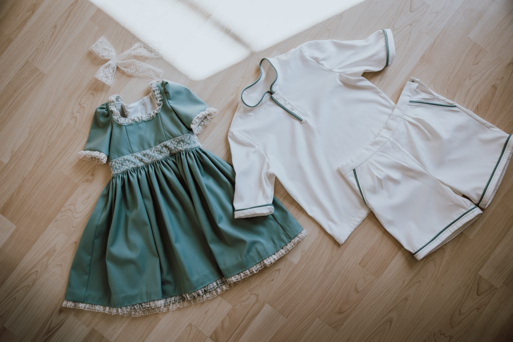Tenue sur mesure pour enfant, robe et chemisette