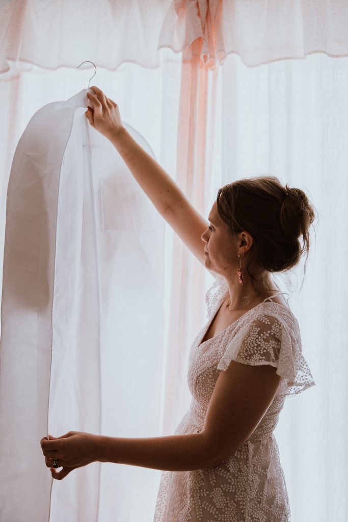 Livraison de la robe, dernière étape du processus de confection des robes de mariée